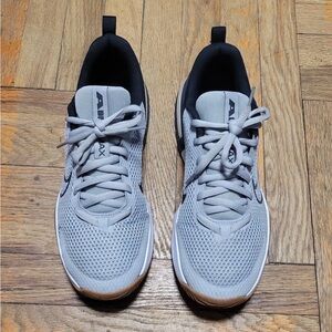 Nike Men's Light Gray and Black Athletic Sneakers